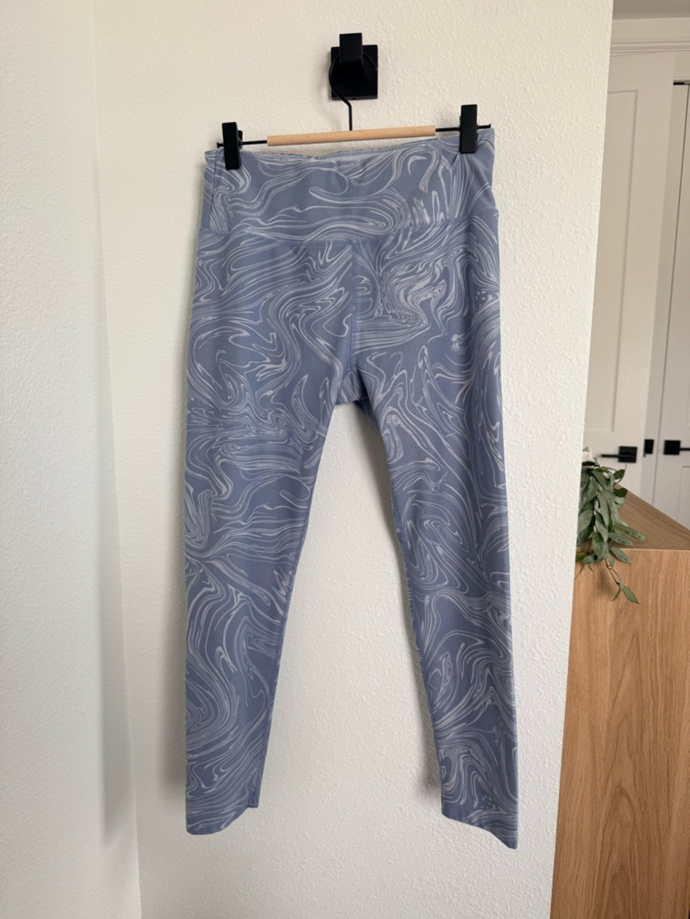 Calvin Klein Performance Wick Light Blue Swirl Leggings 7/8 Length, Sz. M